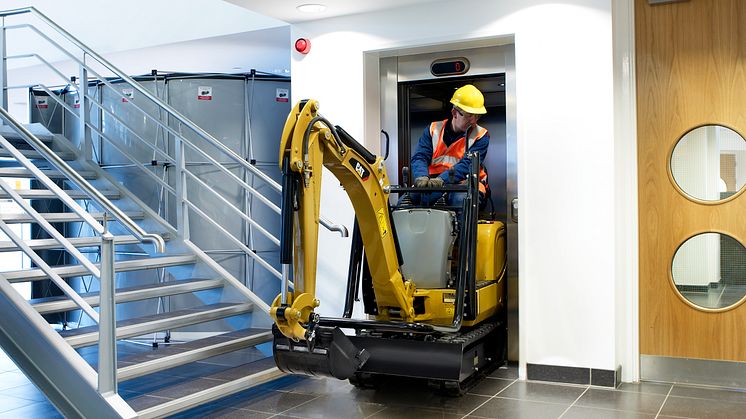 Cat 300.9D minigrävare i hiss