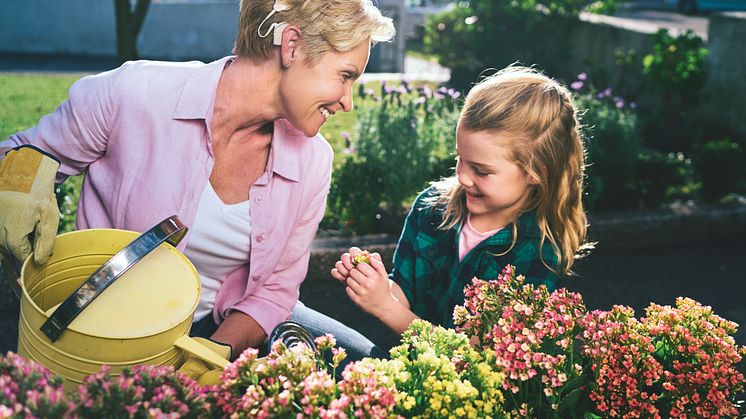 Cochlear Nucleus® 7 ist der kleinste und leichteste HdO Soundprozessor