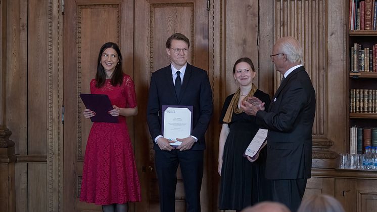 Kungen gratulerar Vitterhetsakademiens stipendiater Sandra Kottum, Paul Linjamaa och Elisabeth Lutteman som mottog diplom vid en ceremoni i Bernadottebiblioteket på Kungliga slottet. Foto: Björn Strömfeldt/Konstakademien.