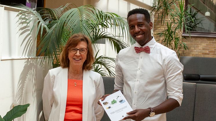 Jean Claude Nzayisenga, Insitutionen för fysiologsik botanik, tillsammans med sin handledare professor Anita Sellstedt. Foto: Anne Honsel