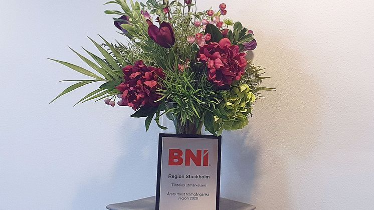 Marja Knut blev lite extra firad med en bukett från sin affärspartner Paula Boyer från Floral Image