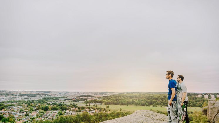 Två klättare på det populära Fjällboberget med utsikt över Fjällbo park. Foto Emma Klara Sandberg.