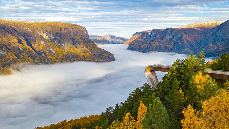 En fjord av tåke under Stegastein