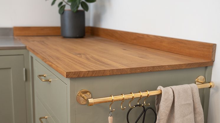 Köksrelingen Aveny från Beslag Design är både snygg och praktisk﻿