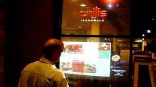 Interaktiv touchscreen direkt i glaset på butiken elller restaurangen