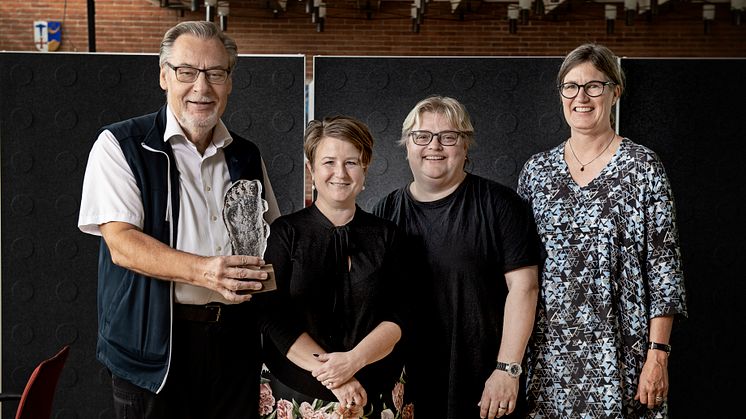 Borgmester Ole Bjørstorp i Ishøj Kommune har modtaget Årets fod 2019. Til højre for ham står Merete Amdisen, formand for Social- og Sundhedsudvalget, Helle Nees, formand for handicaprådet og Tina Christensen, formand for Danske Fodterapeuter.
