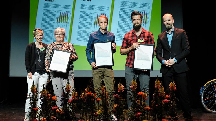 Umeå kom på delad tredjeplats tillsammans med Malmö och Nacka. Från vänster Katarina Bergström och Christina Bernhardsson, Umeå kommun, Kristofer Rogers, Nacka kommun, Jesper Nordlund, Malmö stad samt Cykelfrämjandets ordförande Lars Strömgren.