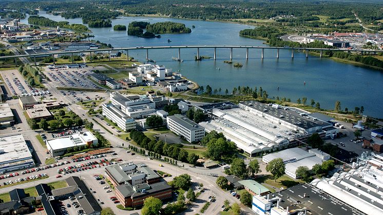 Göta Älv rinner förbi utanför GKN:s fabriksområde mot sin väg till Hojums kraftstation.