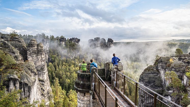 Lohmen_Familie_auf_der_Bastei_in_der_Sächsischen_Schweiz.jpg