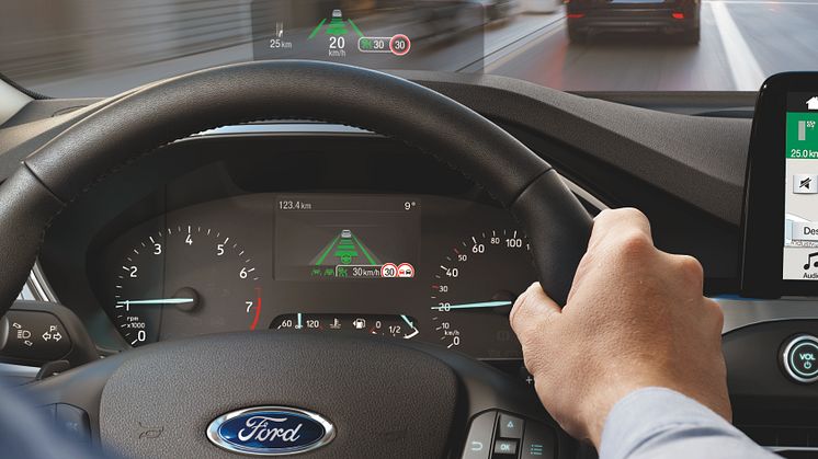 Nový Ford Focus využívá pokročilý adaptivní tempomat doplněný mj. o vedení v jízdním pruhu