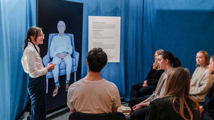En grupp elever upplever interaktiva utställningen Dimensions in Testimony. Foto: Daniel Gustafsson SMF/ Sveriges museum om Förintelsen.
