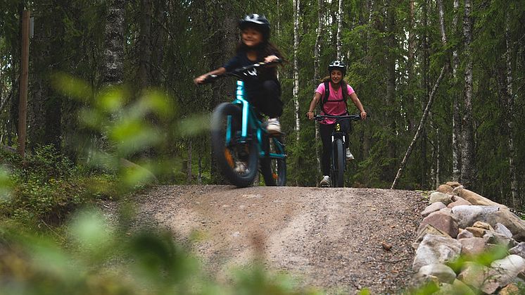 Mamma barn stigcykling Sälen.jpg