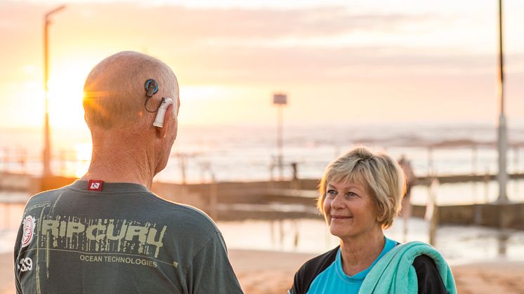 Cochlear_Aqua+_Ehepaar am Strand