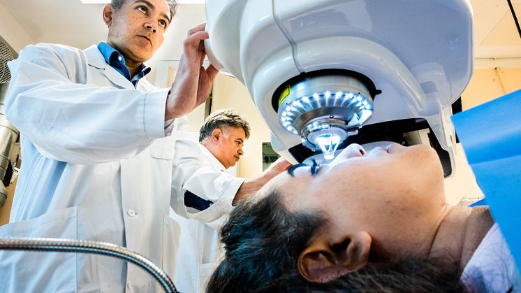 Forskarna har utvecklat en ny minimalt invasiv kirurgisk metod, i vilken implantatet förs in i den befintliga hornhinnan genom ett litet snitt. Snittet kan göras med en avancerad laser. Foto: Thor Balkhed/Linköpings universitet