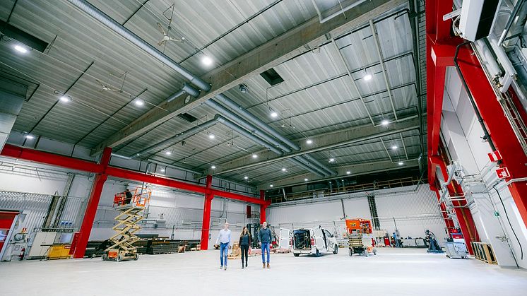 H-hallen hos Machtech lyses upp av armaturen Altum Teknik.