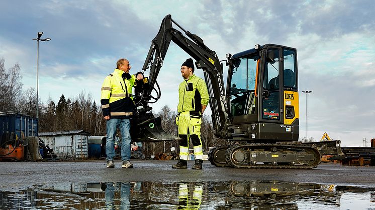 Sören och Dennis Haglund från Emtbjörks framför sin Volvo ECR25 Electric.