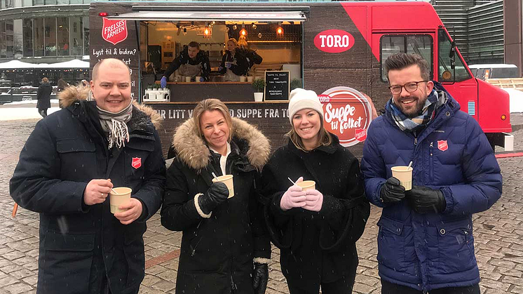 Fra venstre: Richard Tybring Aune, event- og kampanjeansvarlig i Frelsesarmeen, Johanne Kjuus,bærekraftsansvarlig i Orkla Foods, Janicke Myrholt, produktsjef i TORO og Geir Smith-Solevåg, kommunikasjonssjef i Frelsesarmeen.