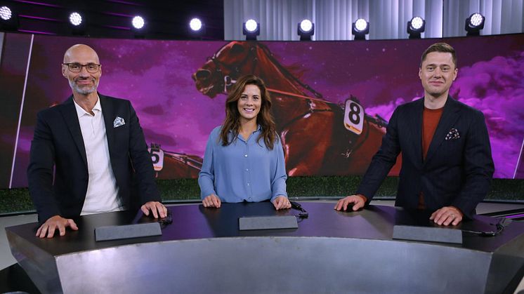 Micke Nybrink, Sandra Mårtensson och Per Skoglund byter den vanliga studion mot en på Solvallas innerplan under Elitloppshelgen. Foto: Maria Holmén/ATG