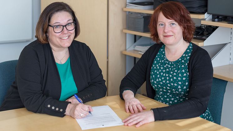 Malin Westling, förvaltningschef vid utbildningsförvaltningen, Piteå kommun, signerar ULF-avtalet tillsammans med Maria Löfgren, rektor på Lärarhögskolan vid Umeå universitet. Fotograf: Ulrika Bergfors