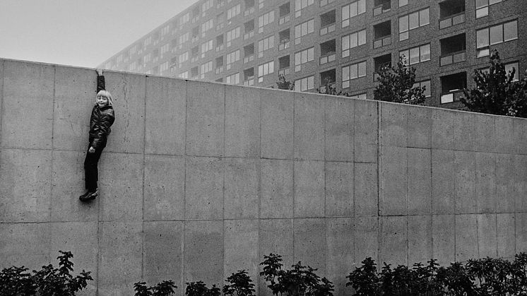 "Boy on the Wall" av Jens S Jensen, fotograf, författare och arkitekt