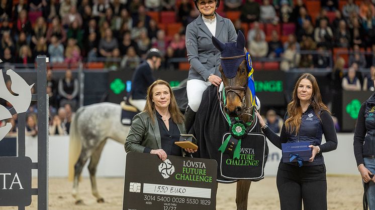 Nicole Holmén och Qurious HS tillsammans med Alexandra Mörner och Stella Röhlcke, foto Roland Thunholm