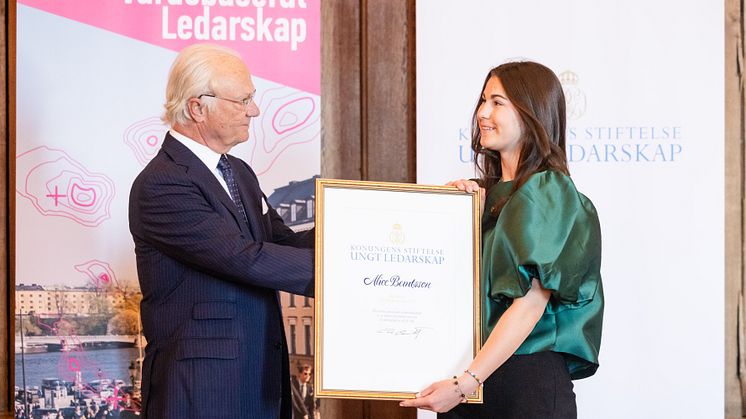 Alice Berntsson mottar stipendiet Kompassrosen vid Diplom- och stipendieceremonin 2024