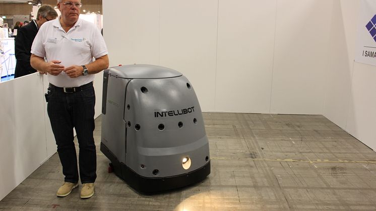 Städa stora ytor med hjälp av robot på natten
