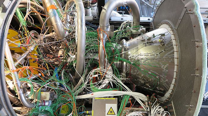 Till höger i bild: GKNs raketmotormunstycke inmonterat i DLRs rigg i Lampoldshausen. Munstycket har mängder av instrumentering för att bekräfta designens funktion i motorprov. Copyright: ArianeGroup.