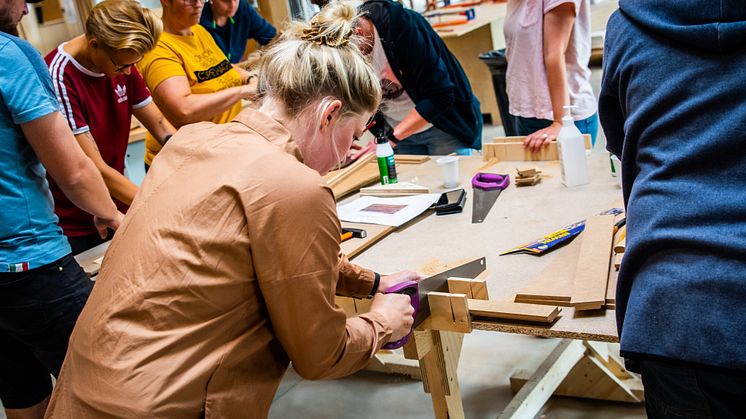 En skolelærer fra Favrskov er i gang med at bygge sit modelhus.