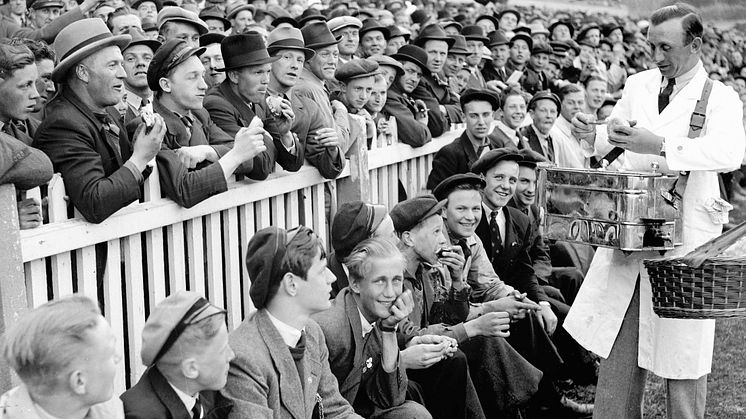 Försäljning av varmkorv på Gamla Ullevi, 1939.