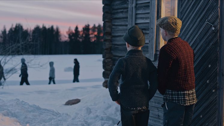 Minna Rainio / Mark Roberts, They Came in Crowded Boats and Trains, 2017 (stillbild från video) 