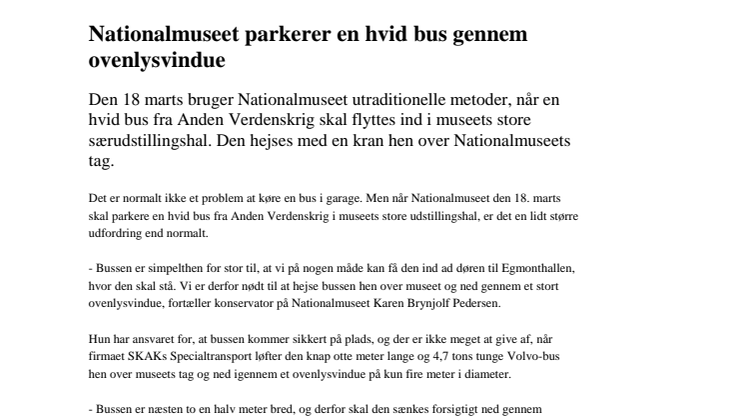 Nationalmuseet parkerer en hvid bus gennem ovenlysvindue