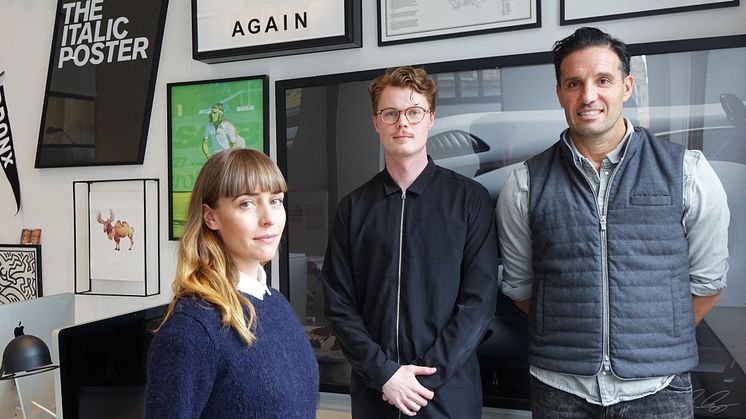 Vanessa Rabal och Finn Eskelin Milton är grafiska formgivare och de har tillsammans skapat Barnfondens nya visuella identitet. Här tillsammans med deras kreativa chef, Peter Neumeister (till höger). 