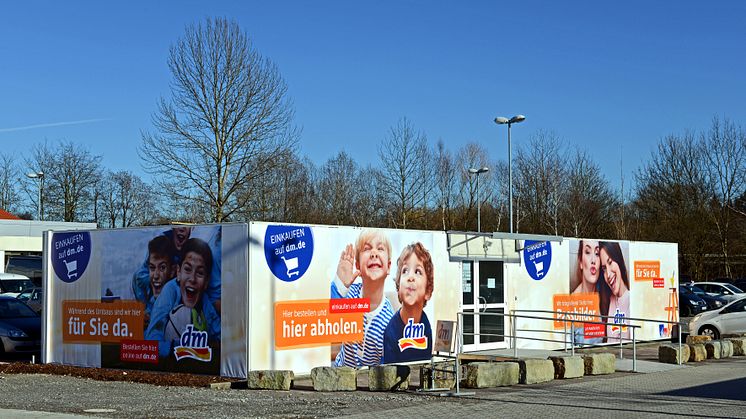 Modularer Pop-up-Shop von dm - Außenansicht