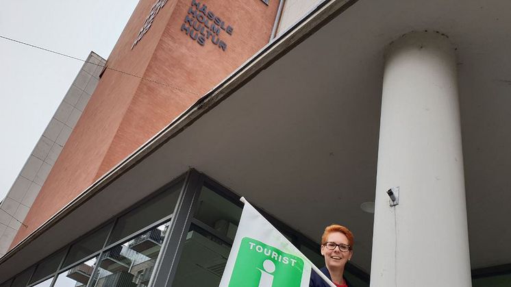 I veckan stänger Turistbyrån i kulturhuset och turistbyråföreståndaren Ida Flygare är beredd att flytta InfoPointflaggan. Från den 3 september erbjuds turistinformation i centrala Hässleholm via en InfoPoint i Stadshuset. Foto: Michael Petersson