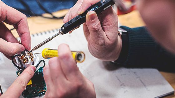 Laga elektronik på filmfestivalen. Mad Maxed Makerspace söndag 27 januari.