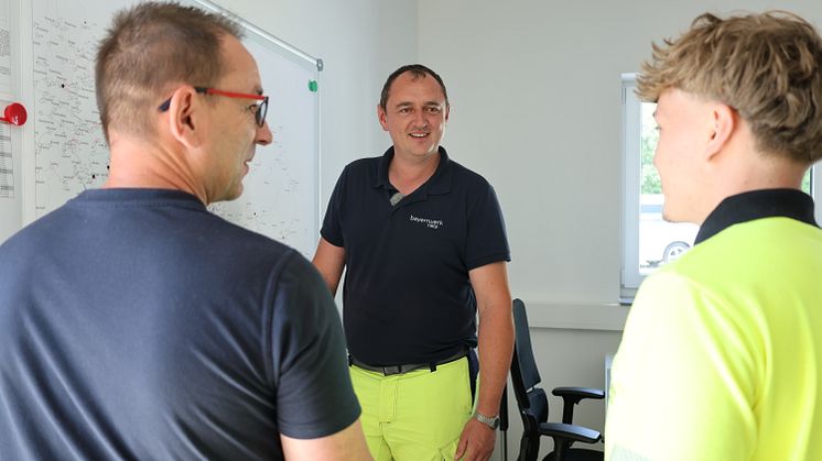 Servicetechniker Sebastian Tauber tauscht sich regelmäßig mit seinen Kollegen aus. 