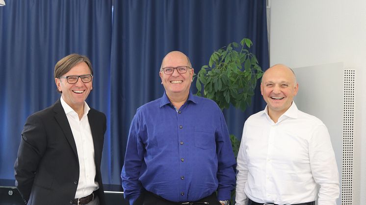 Firmengründer Volker Wawer umringt vom neuen Geschäftsführerduo, bestehend aus Gerhard Knoch (l) und Johann Dornbach (r). Bild: Ulrich Sendler