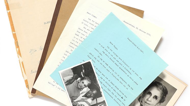 2 autographed letters from Karen Blixen to Viggo Kjær Petersen. + Isak Dinesen- 2 booklets. + 2 photographs.
