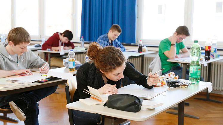 Volle Konzentration dank sauberer Raumluft: Eine gute Luftqualität wirkt sich positiv auf die Konzentration und Gesundheit von Schülern und Lehrern aus.
