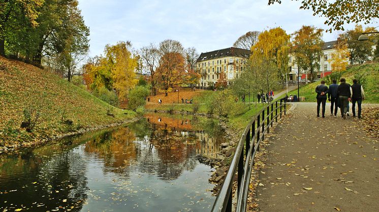 Folk som går langs Akerselva i Oslo en høstdag.
