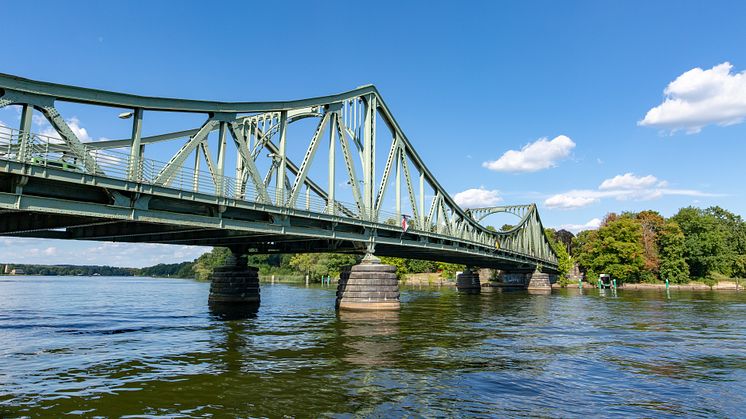 Die Glienicker Brücke: Einst Symbol der Teilung, verbindet heute wieder Potsdam und Berlin. Foto: TMB-Fotoarchiv/Steffen Lehmann. 