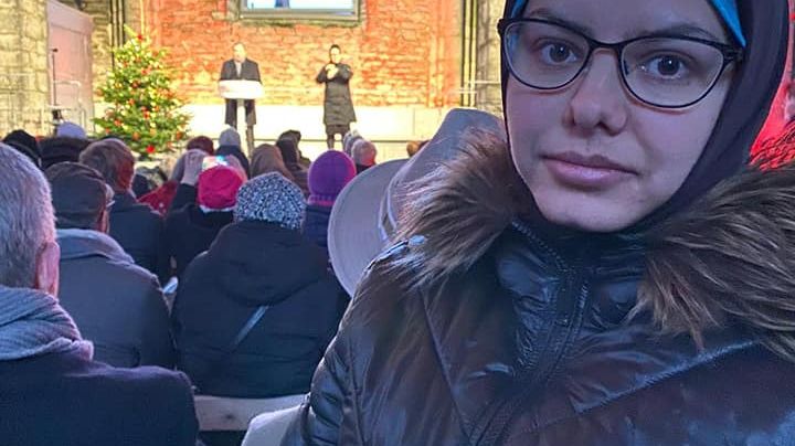 Maryam Hosseini lyssnar till Stefan Löfven i Visby.