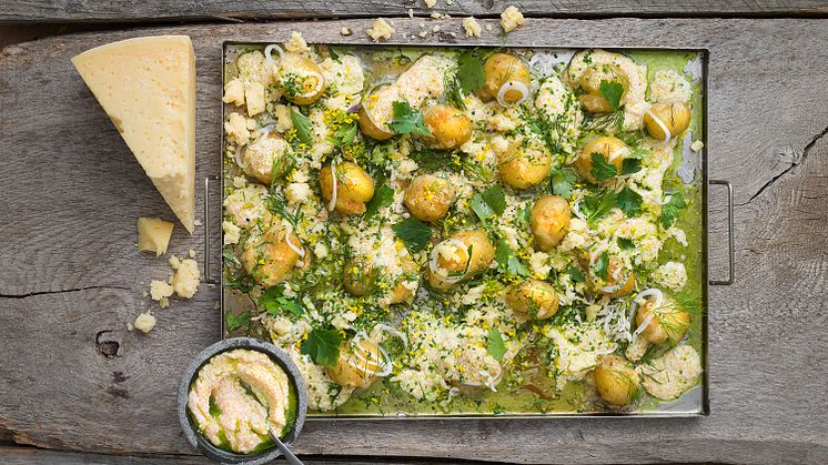 Gratinerad färskpotatis med löjrom och gräslök Midsommarfestens potatis är vanligen kokt till sillen, men ugnsbakad blir den en varierad festrätt. Pressbilder och Filip Fasténs recept i länk nedan.