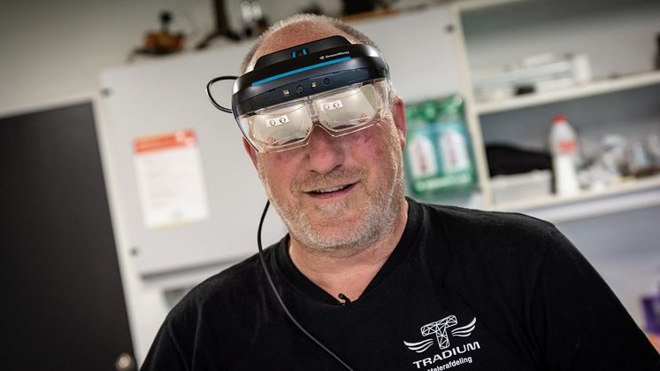 Michael Høeg, der underviser på Tradiums Maleruddannelse, viser, hvordan den nyeste teknologi, Augmented Reality, anvendes i undervisningen. 