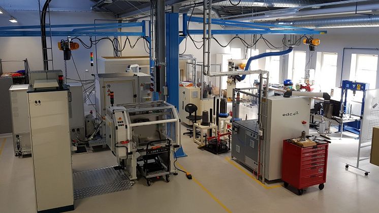 Det produktionstekniska laboratoriet har byggts upp i ett rum på mötesplatsen Assar Industrial Innovation Arena i Skövde. 