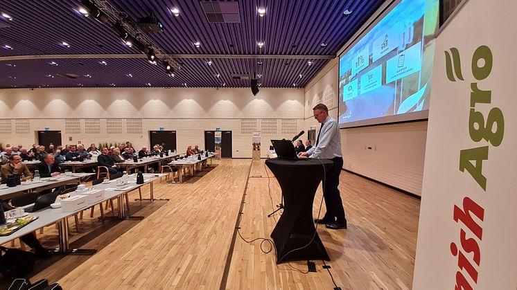Koncernchef Henning Haahr præsenterer Danish Agro koncernens regnskab for 2022 på regionsmøde.