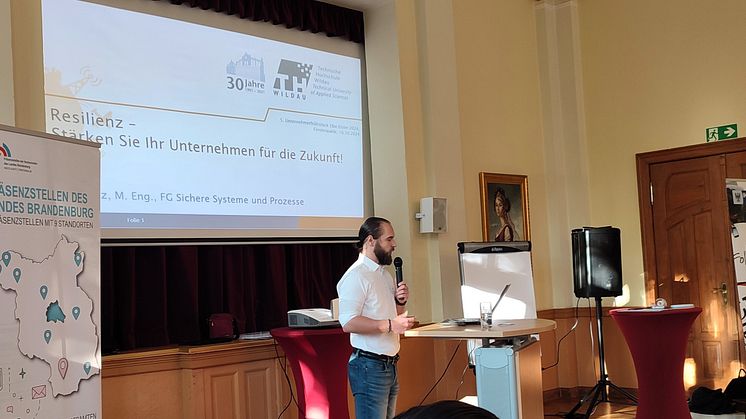 Jan Seitz bei seinem Impulsvortrag auf dem Unternehmerfrühstück der IHK Cottbus und der Präsenzstelle Westlausitz | Finsterwalde am 16. Oktober in Finsterwalde Bild: IHK Cottbus / F. Munser-Herzog