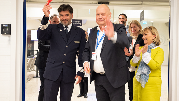 Kapten Jose Gabriel De Pablos Riera och Stockholm Skavsta Airports styrelseordförande Kjell-Åke Wwestin