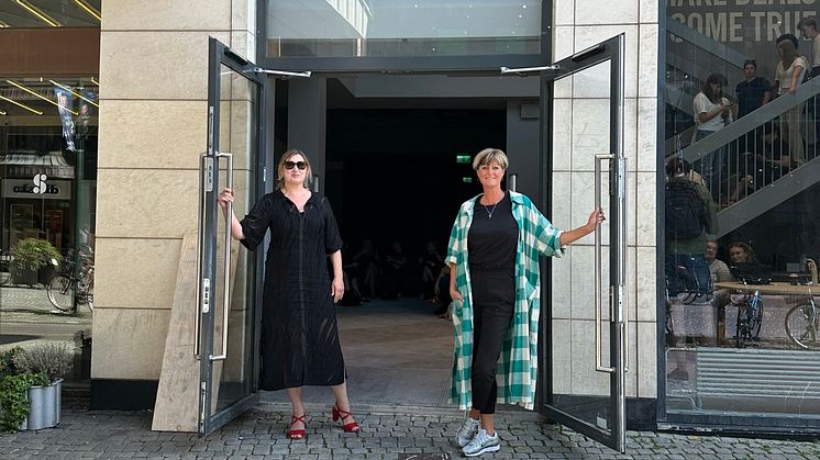 Konstmuseets chef Kirse Junge-Stevnsborg och Linda Holster, producent för Mitt nya museum? öppnar dörrarna till lokalen på Södergatan 28. 